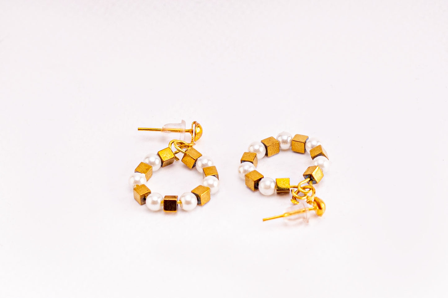 أقراط من الخرز الأبيض