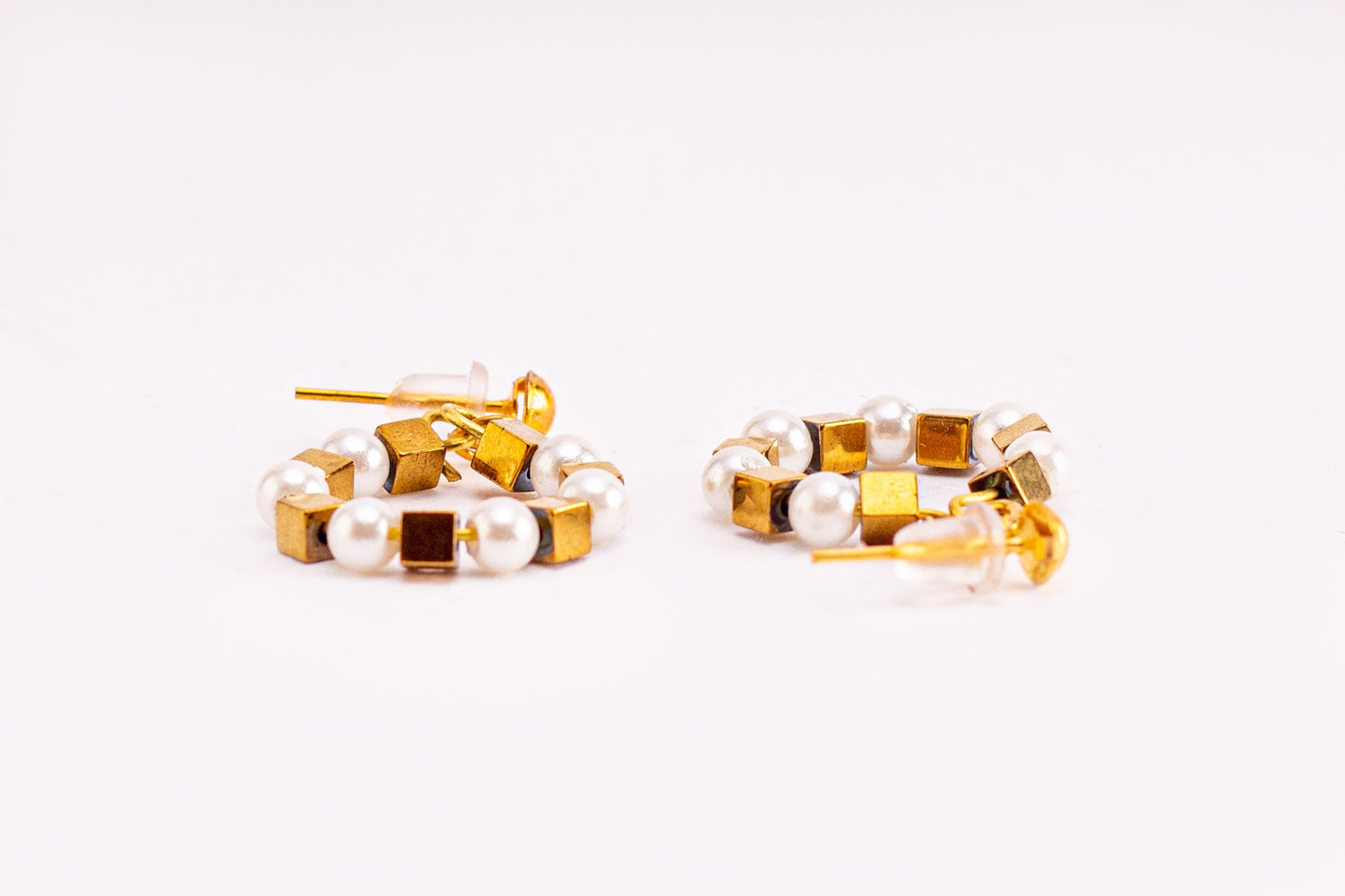 أقراط من الخرز الأبيض